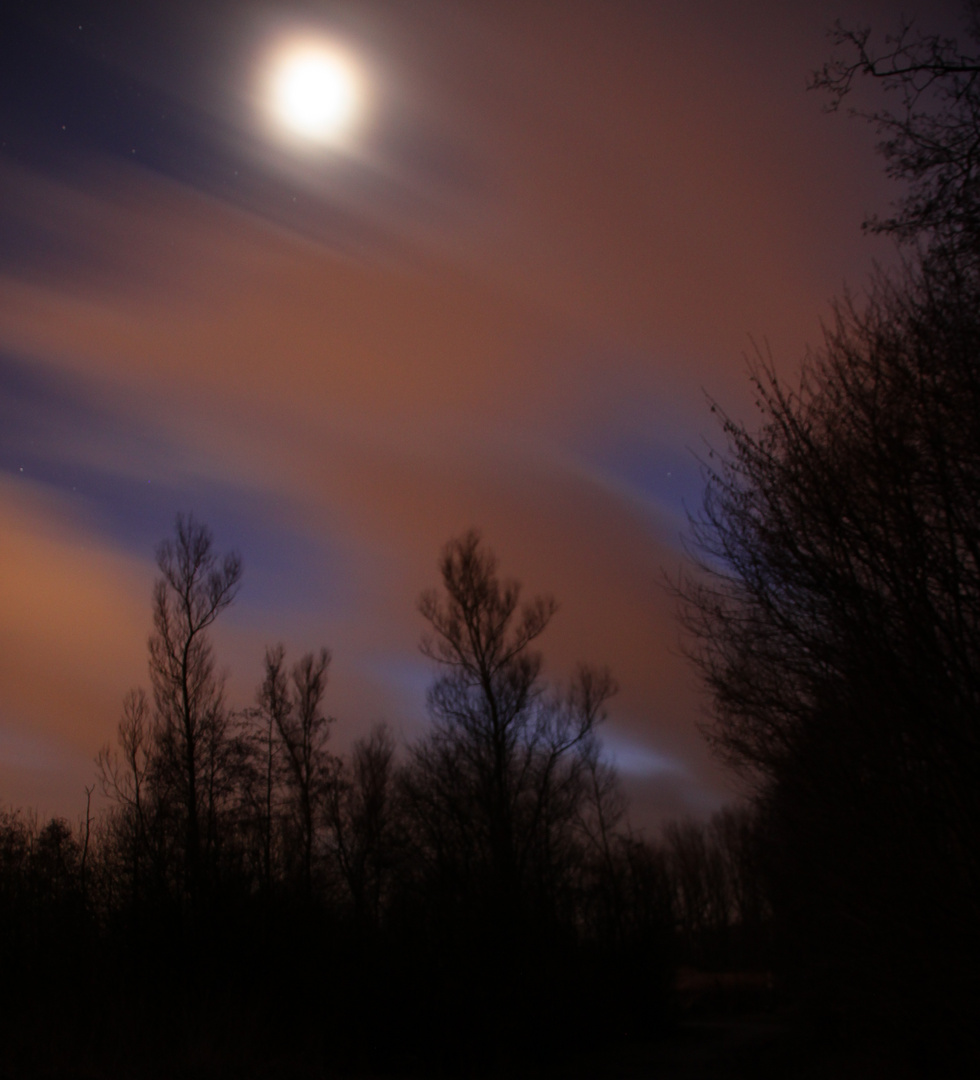 Mond hinter Wolken