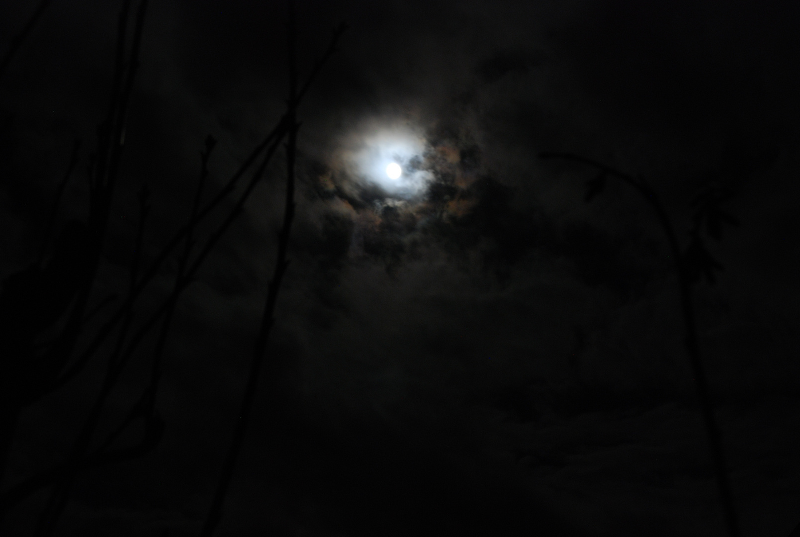 Mond hinter Wolken