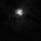 Mond hinter Wolken