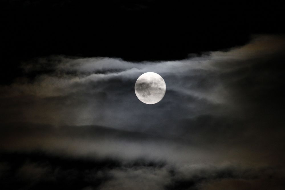 Mond hinter Wolken