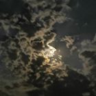 Mond hinter Wolken