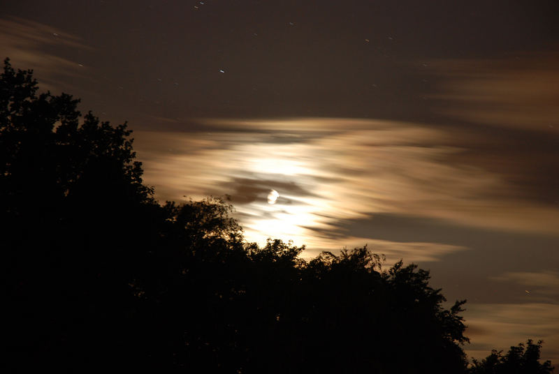 Mond hinter Wolken