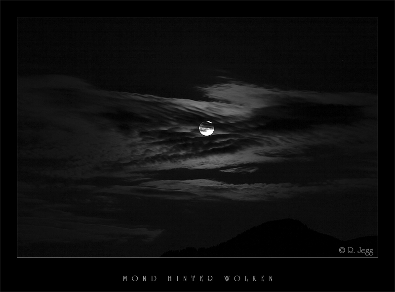 Mond hinter Wolken