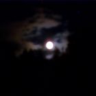 Mond hinter Wolkenformation