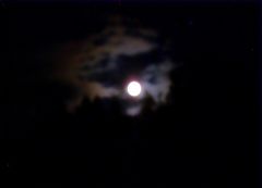 Mond hinter Wolkenformation