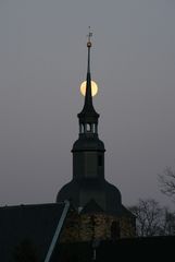 Mond hinterm Kirchturm der Stiftskirche Ebersdorf
