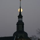 Mond hinterm Kirchturm der Stiftskirche Ebersdorf