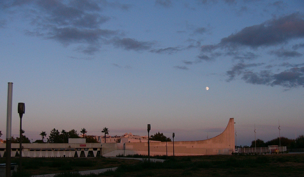 MOND IM ABENDROT