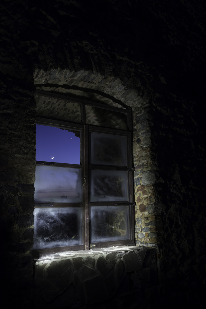 Mond im Burgfenster