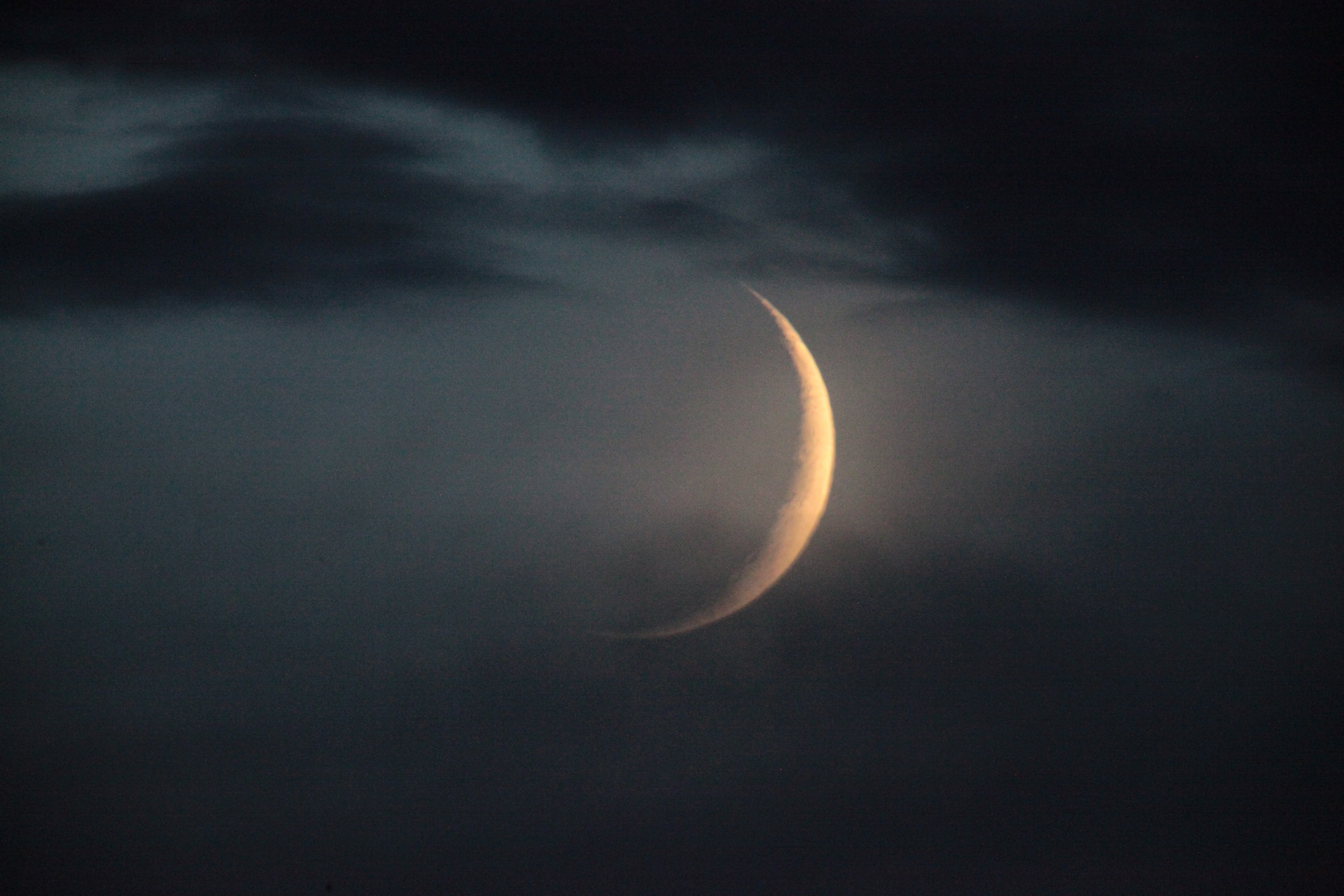 Mond im Schleier