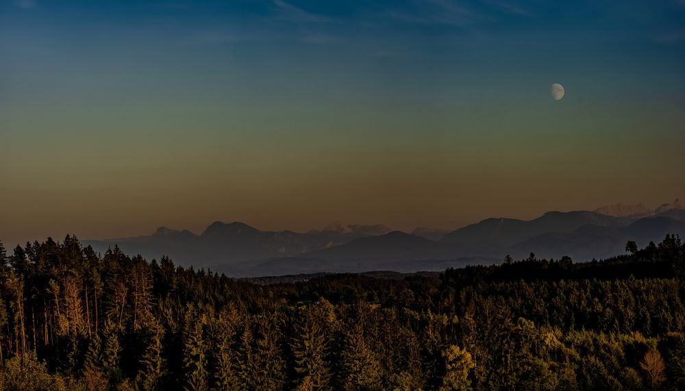 Mond im Sonnenuntergang