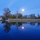 Mond im Wasserspiegel