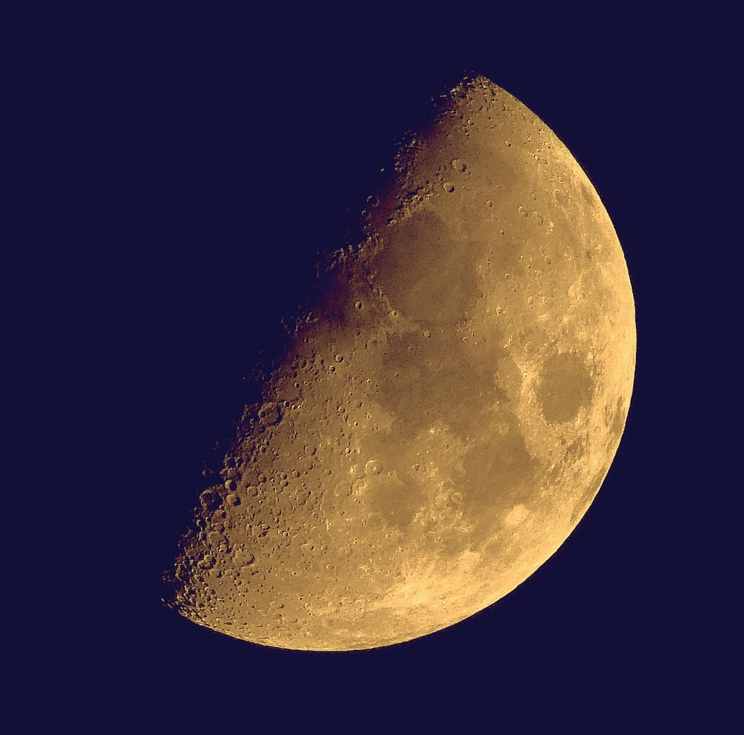 Mond im Zwielicht