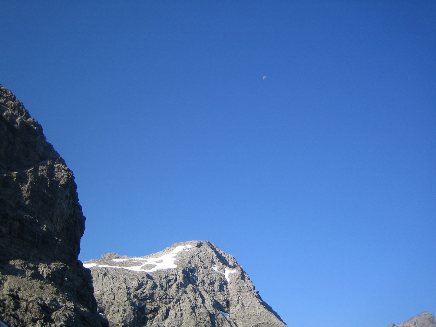 Mond in den Bergen