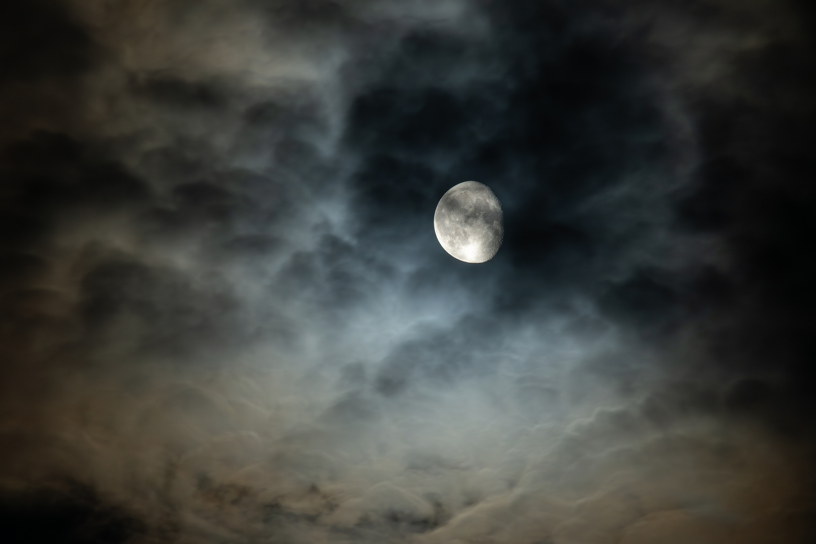Mond in den Wolken 2