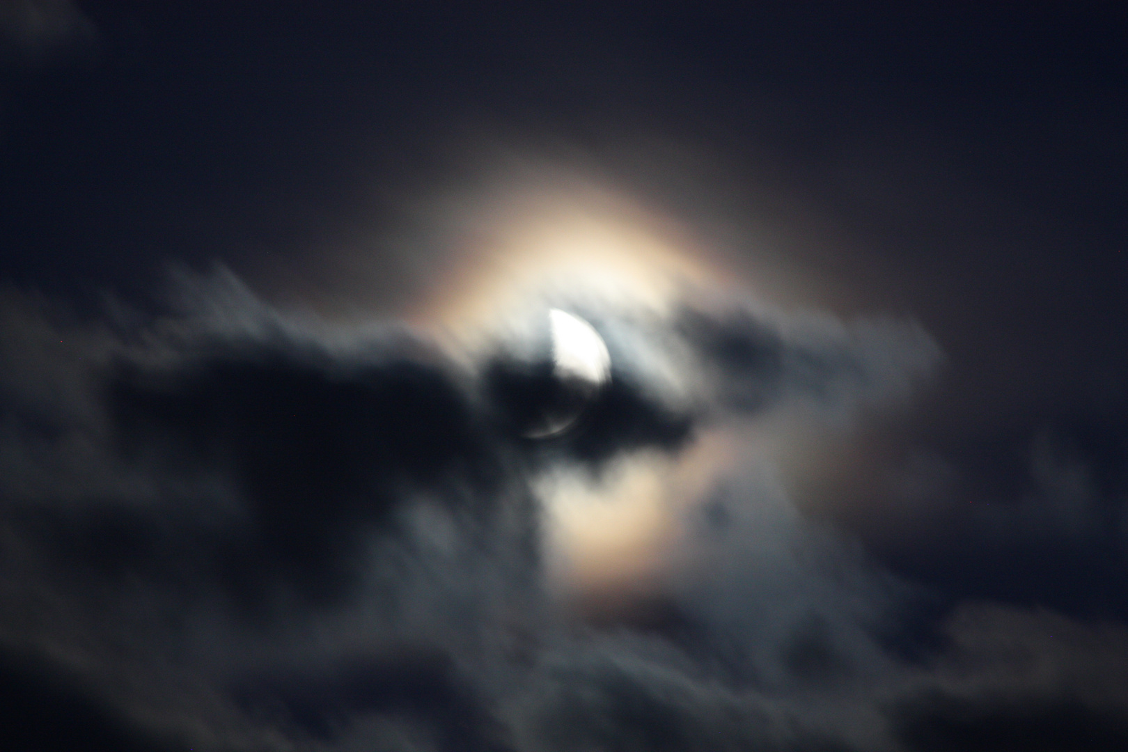 Mond in den Wolken