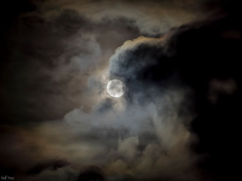 Mond in den Wolken