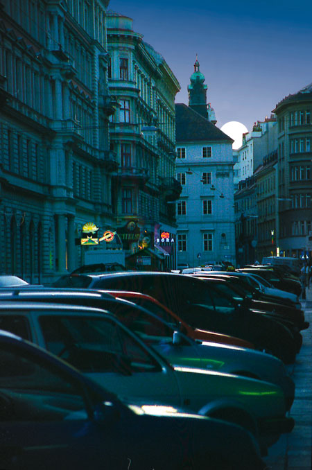 Mond in der Gasse