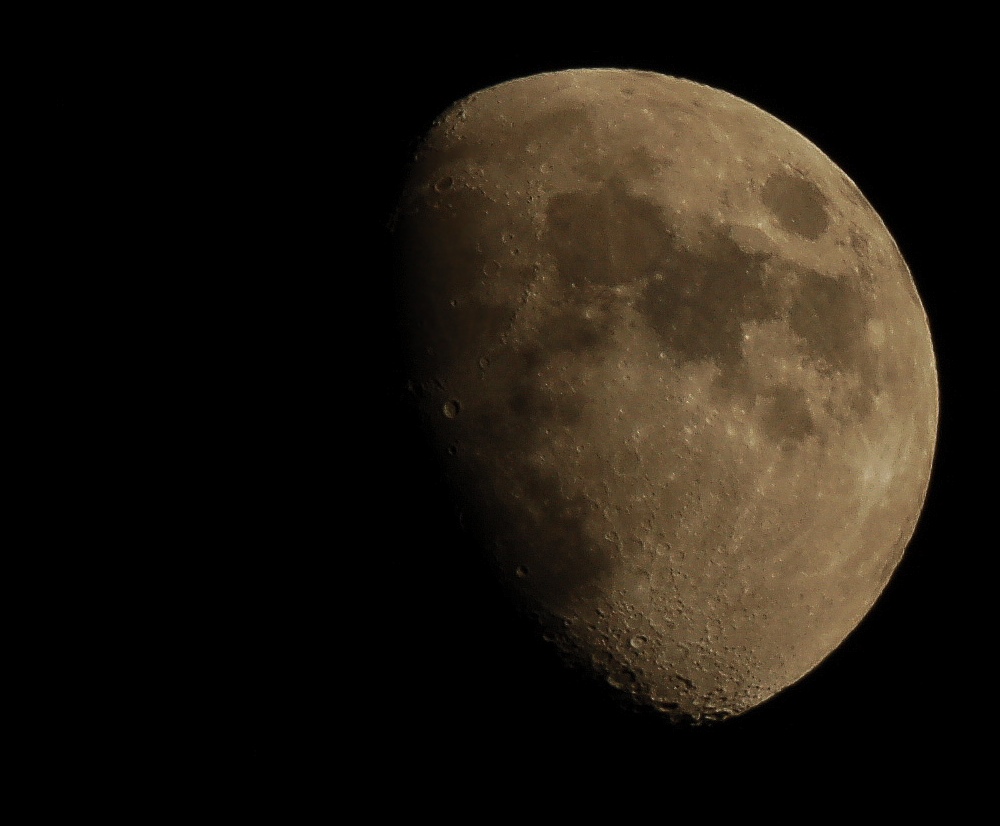 Mond, in die Tonne getreten