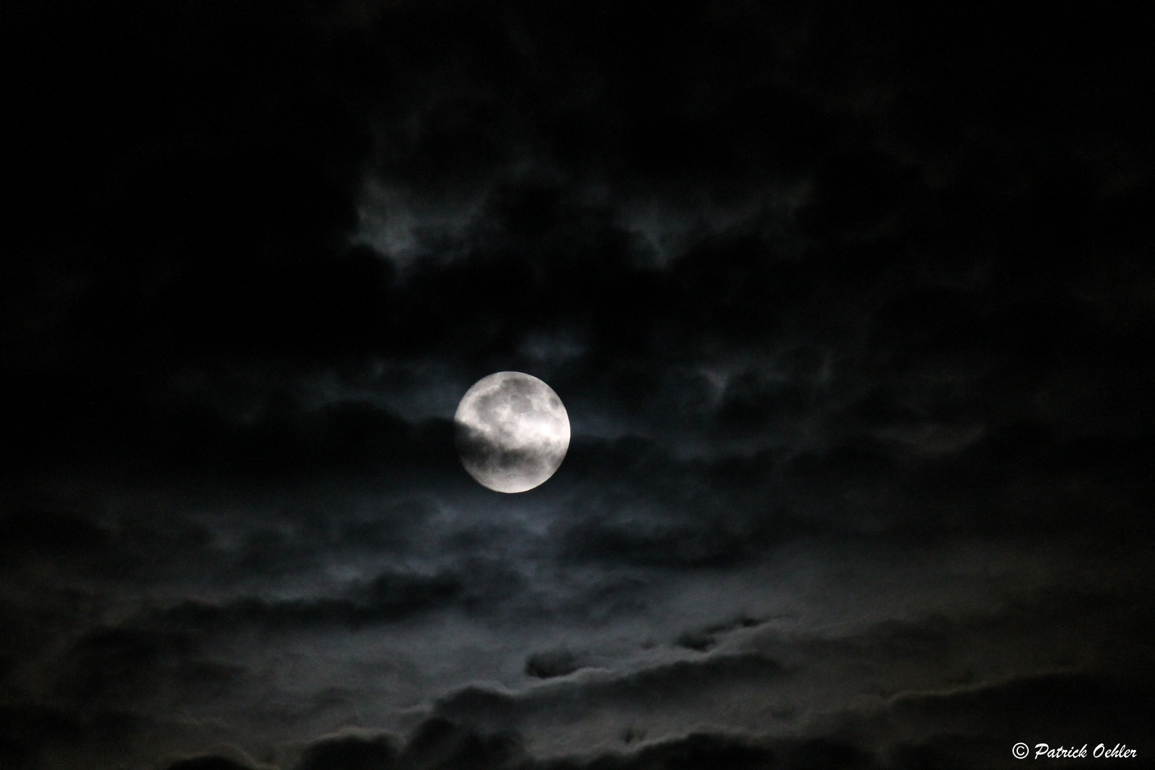 Mond in einer bewölkten Nacht