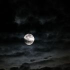 Mond in einer bewölkten Nacht