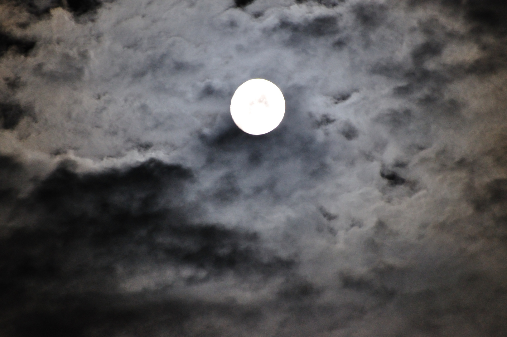 Mond in Wolken gehüllt