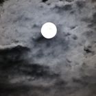 Mond in Wolken gehüllt