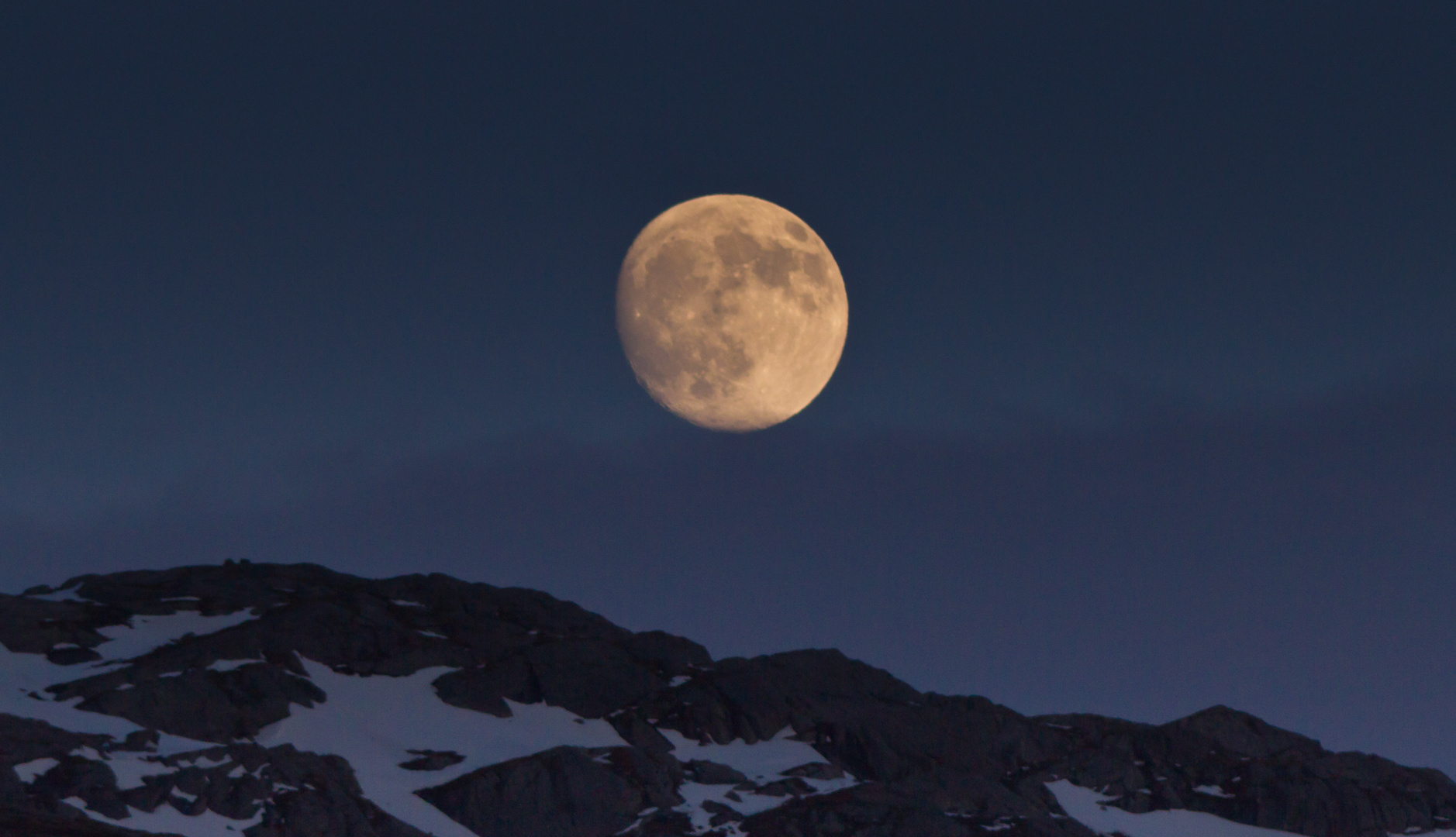 Mond knapp über dem Fjell