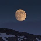 Mond knapp über dem Fjell