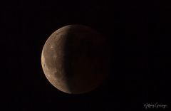 Mond kommt aus dem Kernschatten der Erde