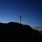 Mond küsst Gipfelkreuz auf der Zugspitze