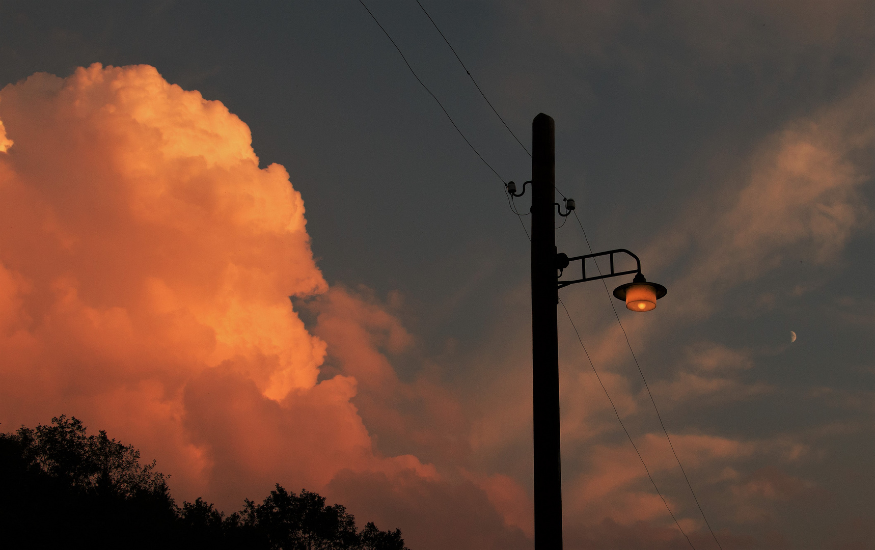 Mond, Lampe und Wolken...