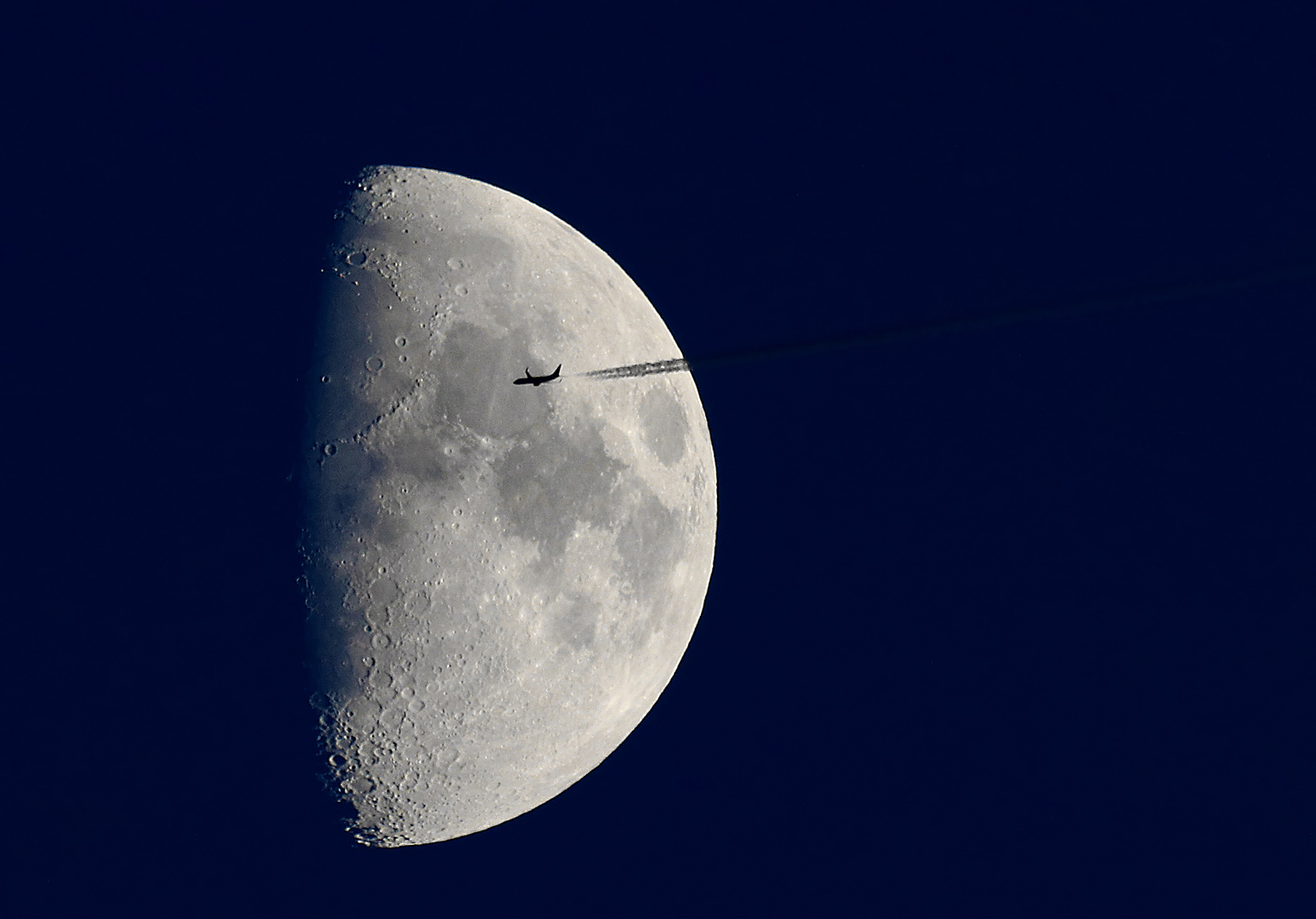 Mond m Flieger.