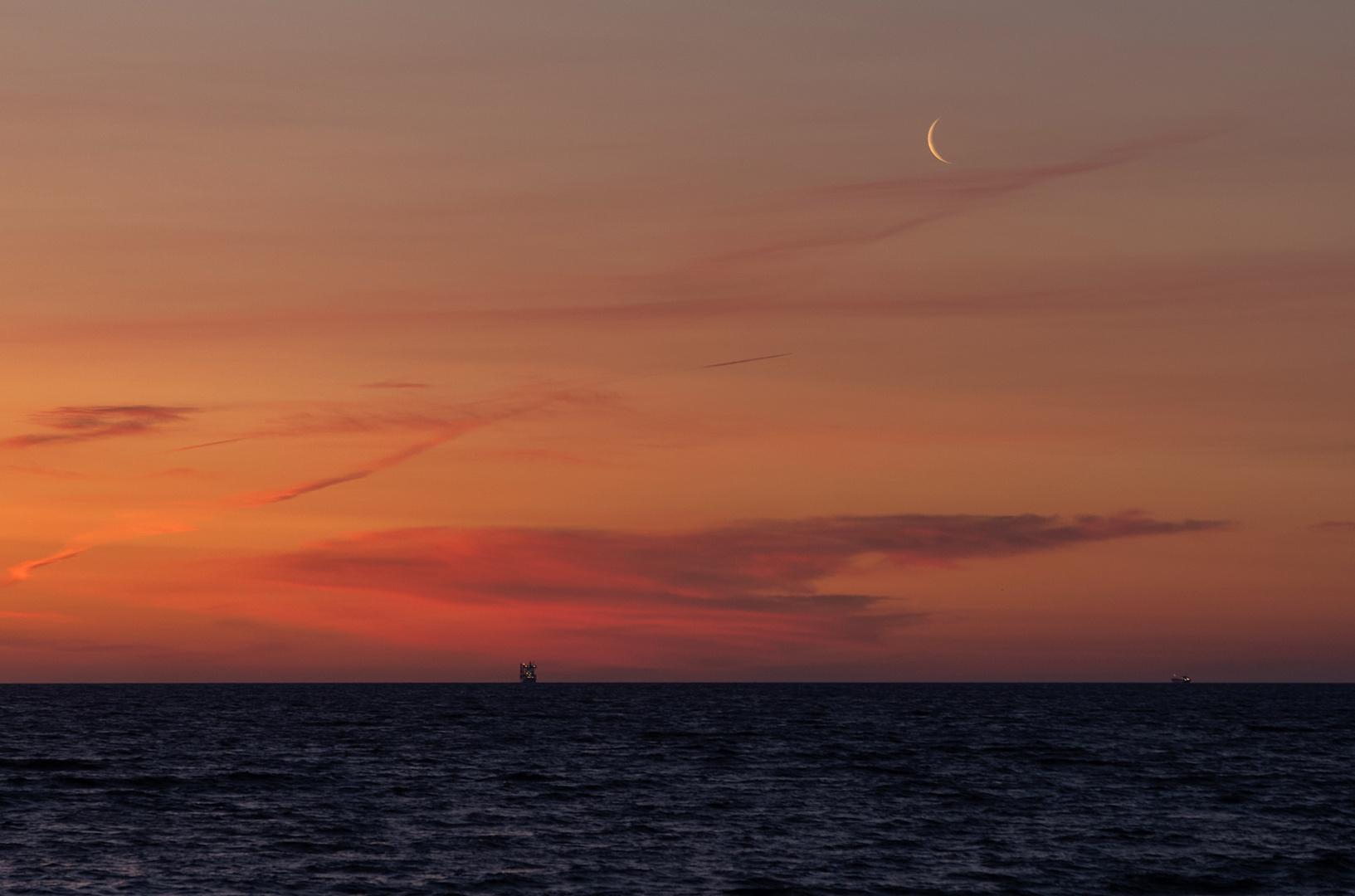 Mond, Meer, Morgenhimmel und Schiffe