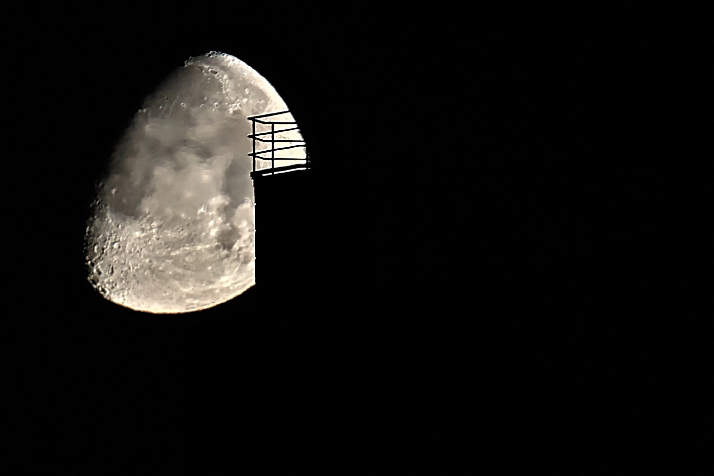 Mond mit Abluftschlieren