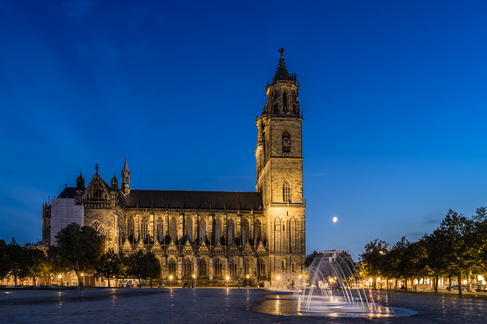 Mond mit Dom