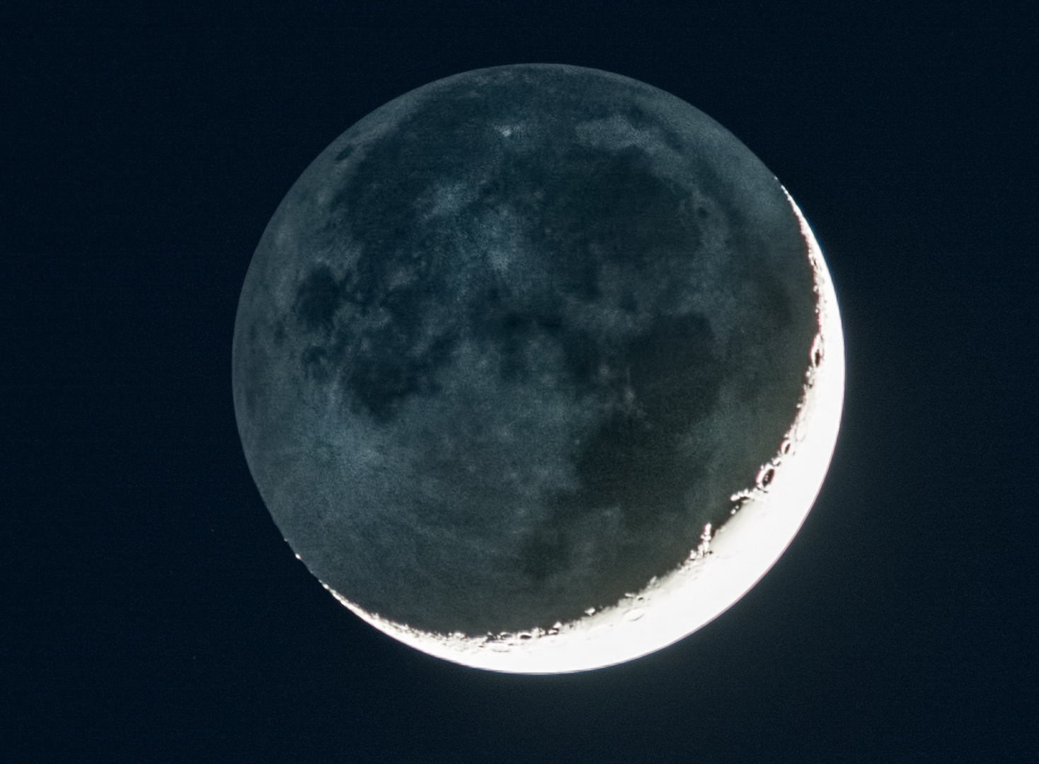 Mond mit Erdbeleuchtung