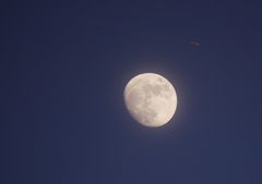 - Mond mit Flieger -