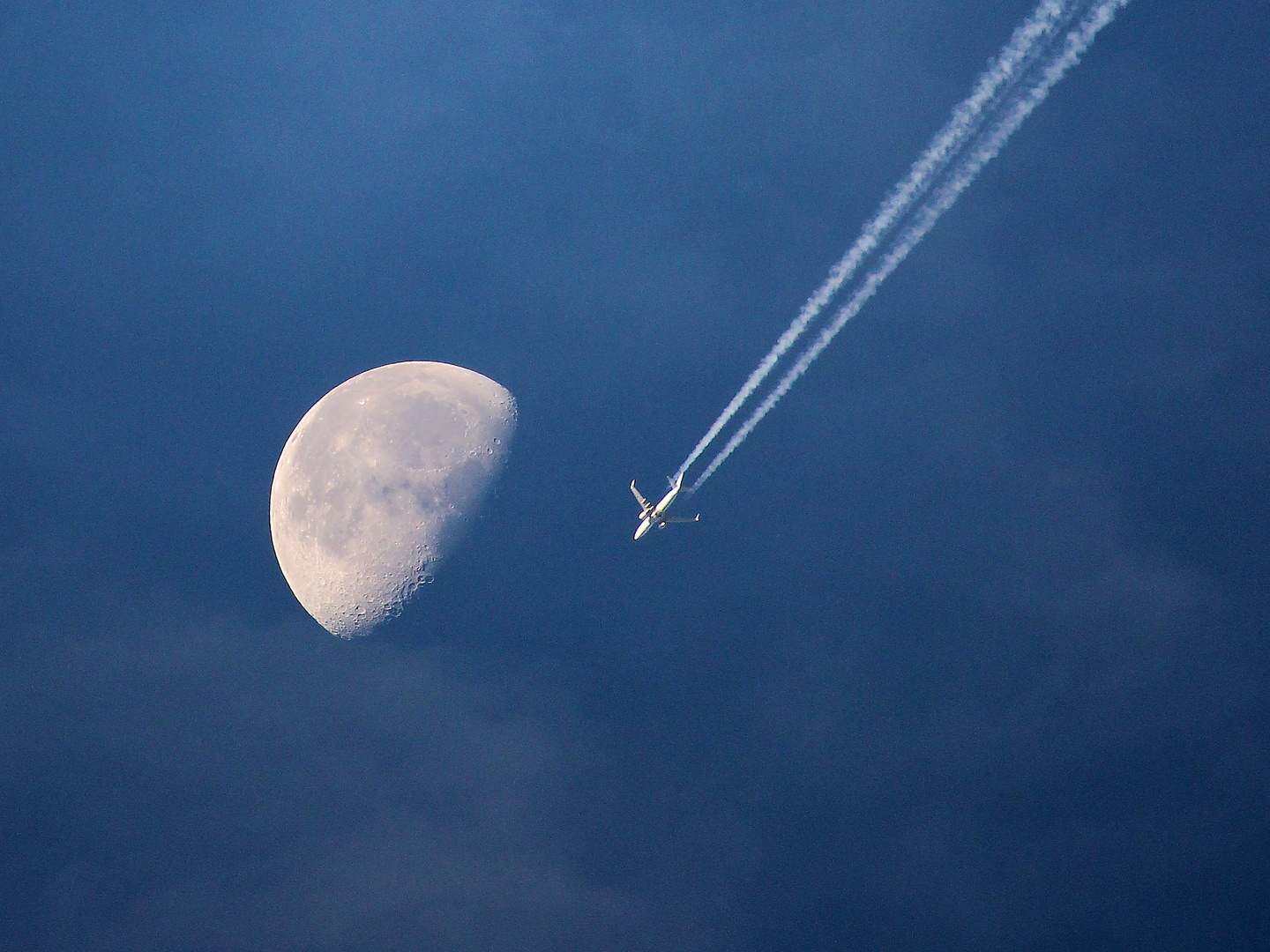 Mond mit Flugzeug