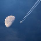 Mond mit Flugzeug