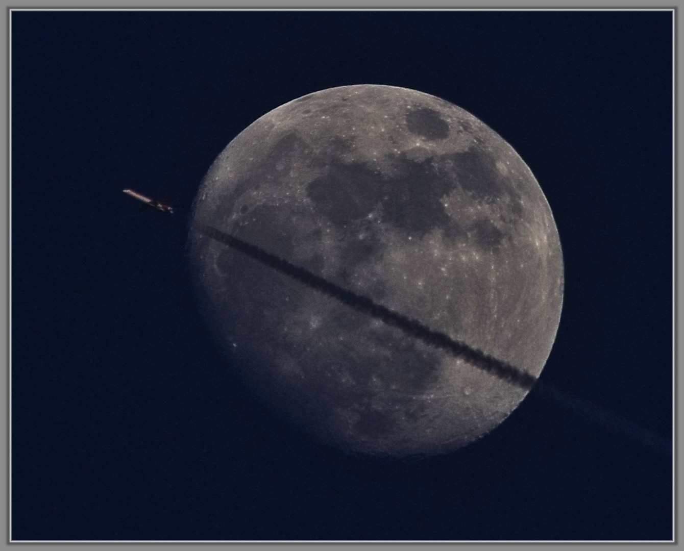 Mond mit Flugzeug, 2.Variante.......