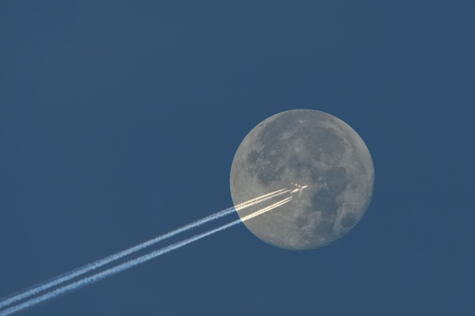 Mond mit Flugzeug