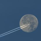 Mond mit Flugzeug