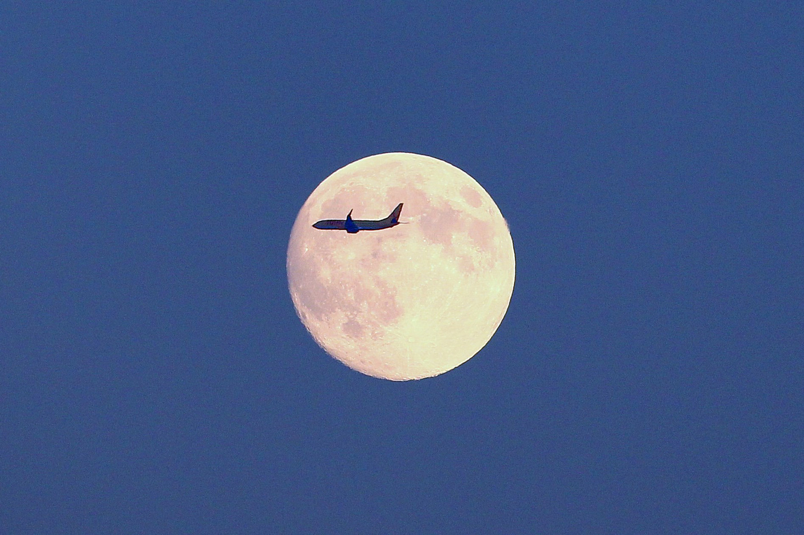 Mond mit Flugzeug (B737-800)