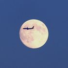 Mond mit Flugzeug (B737-800)