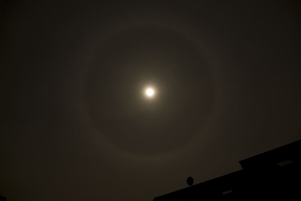 Mond Mit Grossem Ring Warum Foto Bild Mondaufnahmen Himmel Universum Nachtaufnahmen Bilder Auf Fotocommunity