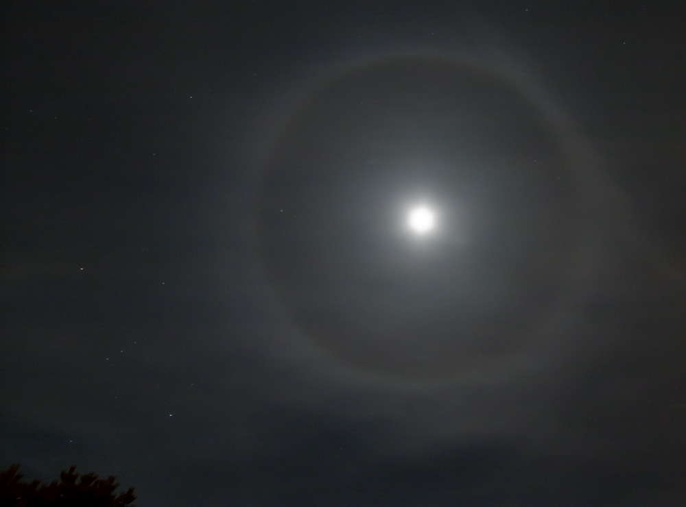 Mond mit Halo und Sternbild Orion