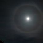 Mond mit Halo und Sternbild Orion