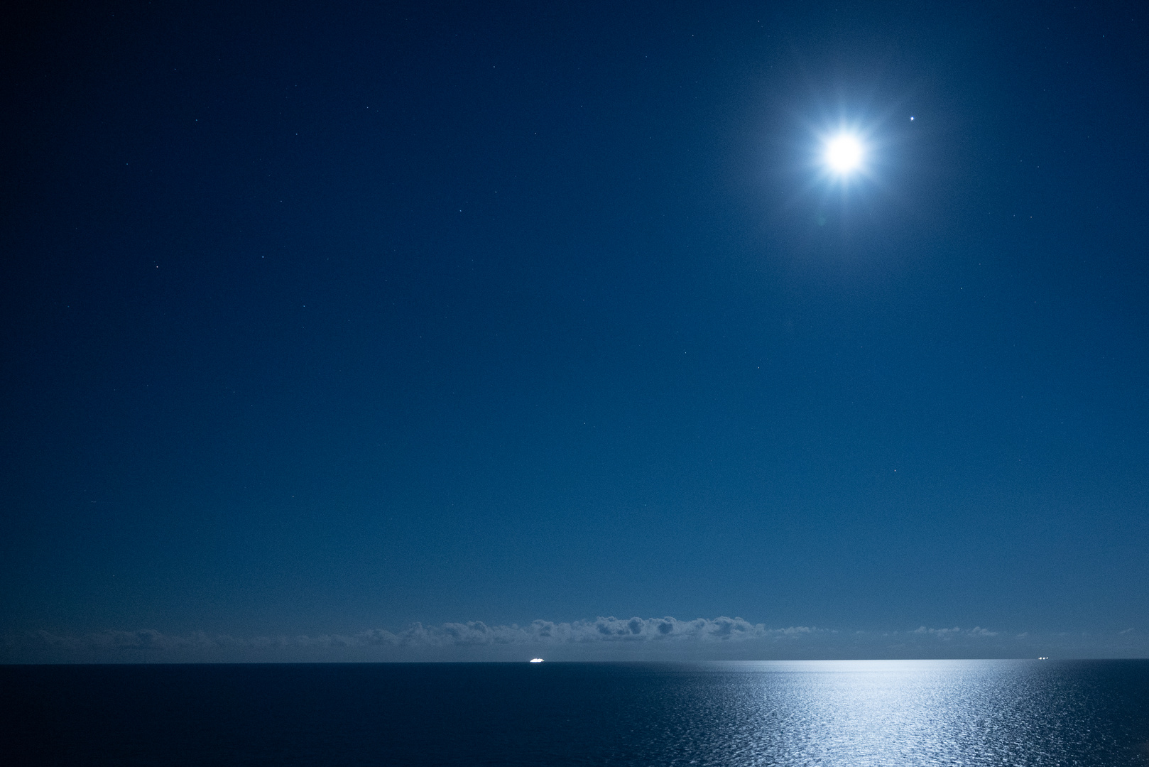 Mond mit Jupiter über der Ostsee