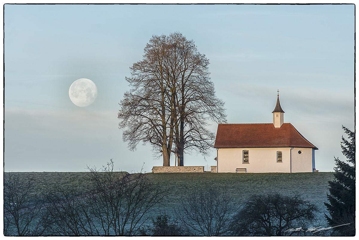 Mond mit Kapelle